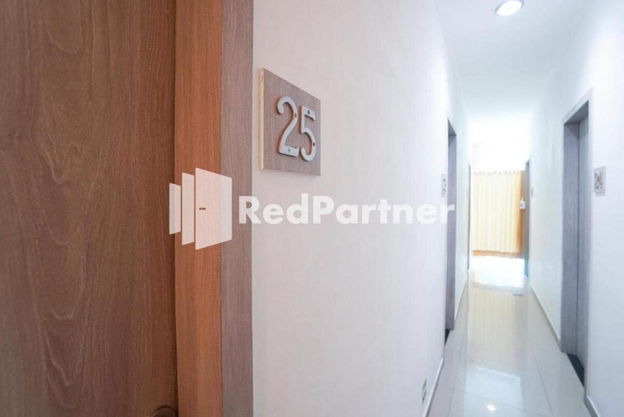 Eascot Hotel Mitra Reddoorz Jakarta Exterior photo