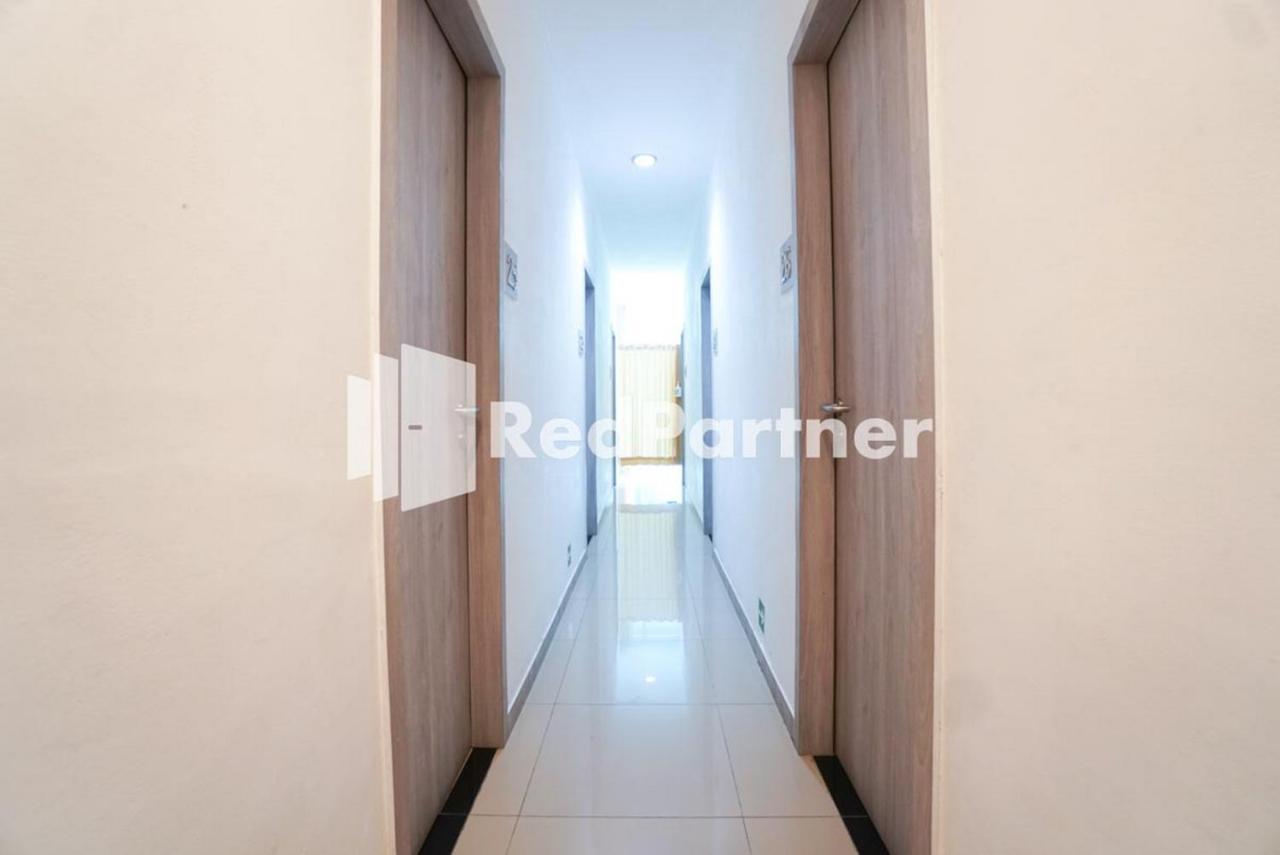 Eascot Hotel Mitra Reddoorz Jakarta Exterior photo