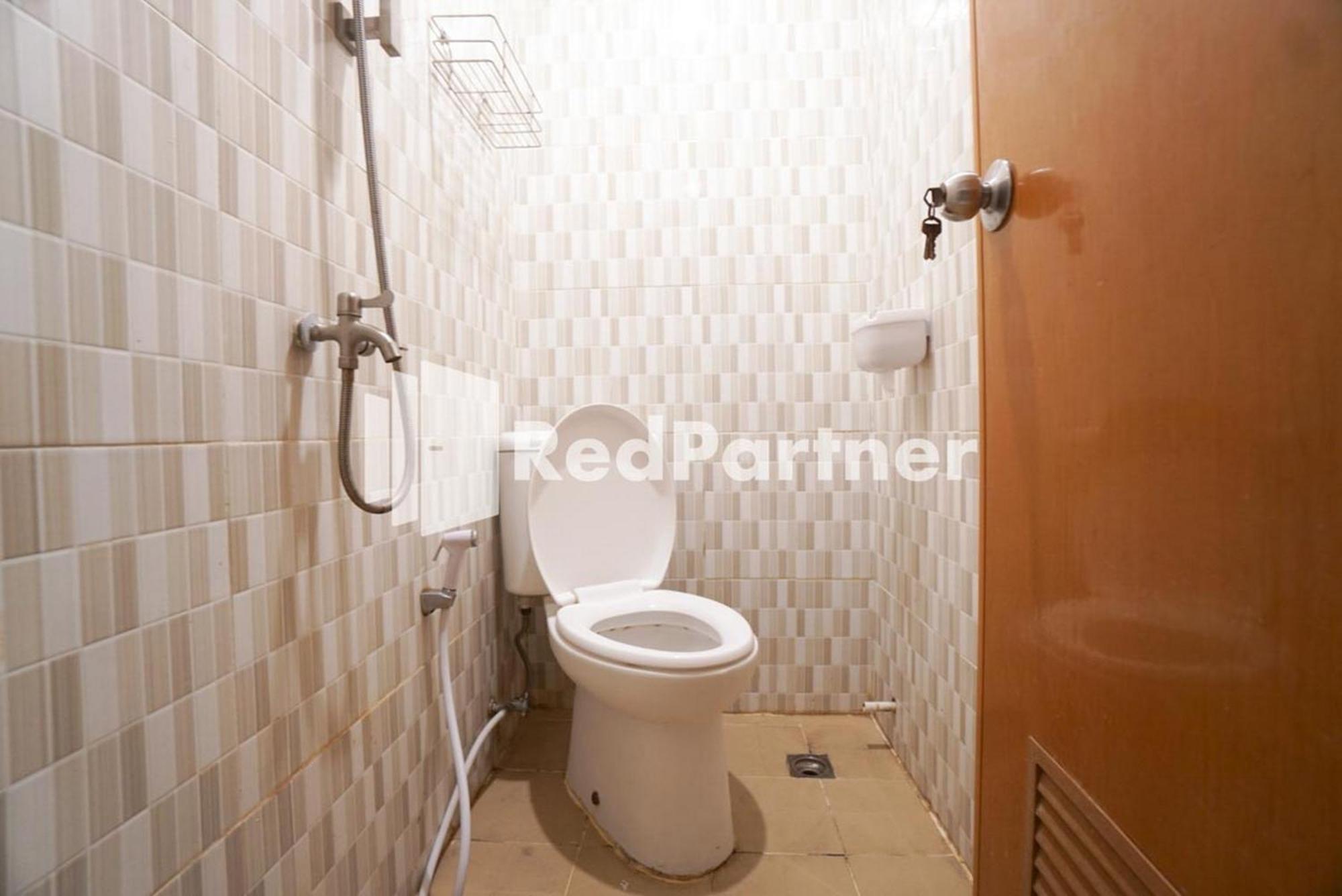 Eascot Hotel Mitra Reddoorz Jakarta Room photo
